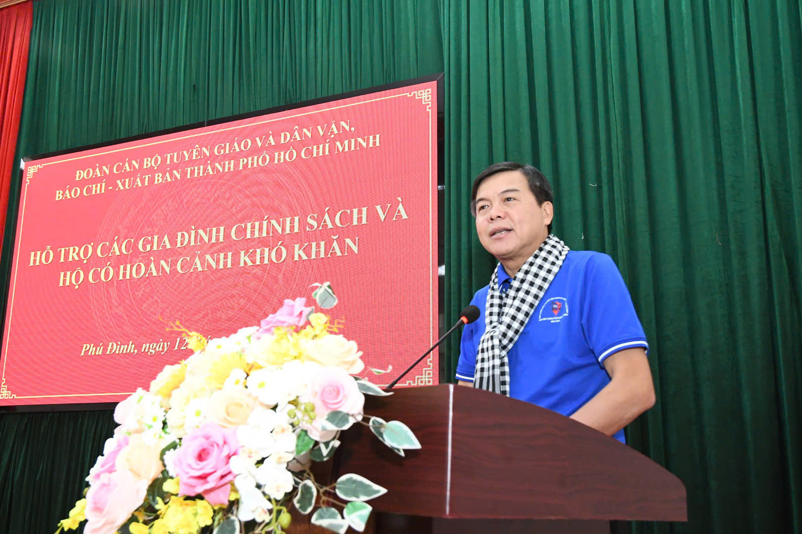 胡志明市宣传新闻代表团向太原省政策家庭和困难户赠送礼物