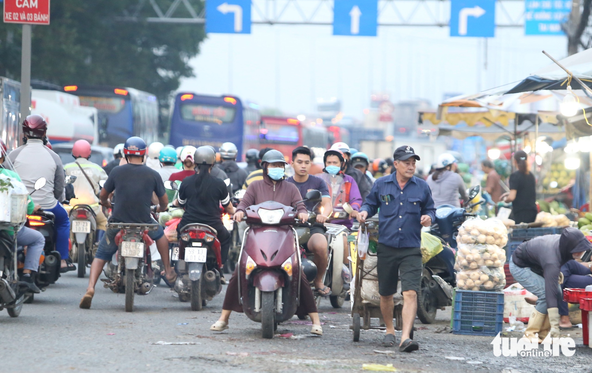 胡志明市摩托车排队逆行，多条道路成为违规者的专用车道