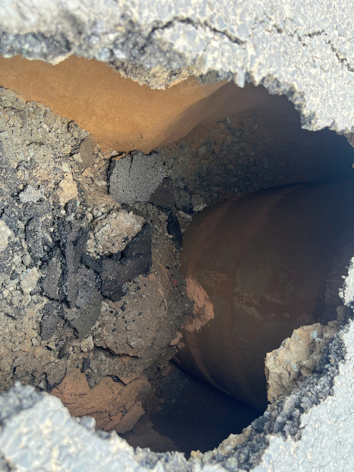 胡志明市主干道出现'死亡坑'