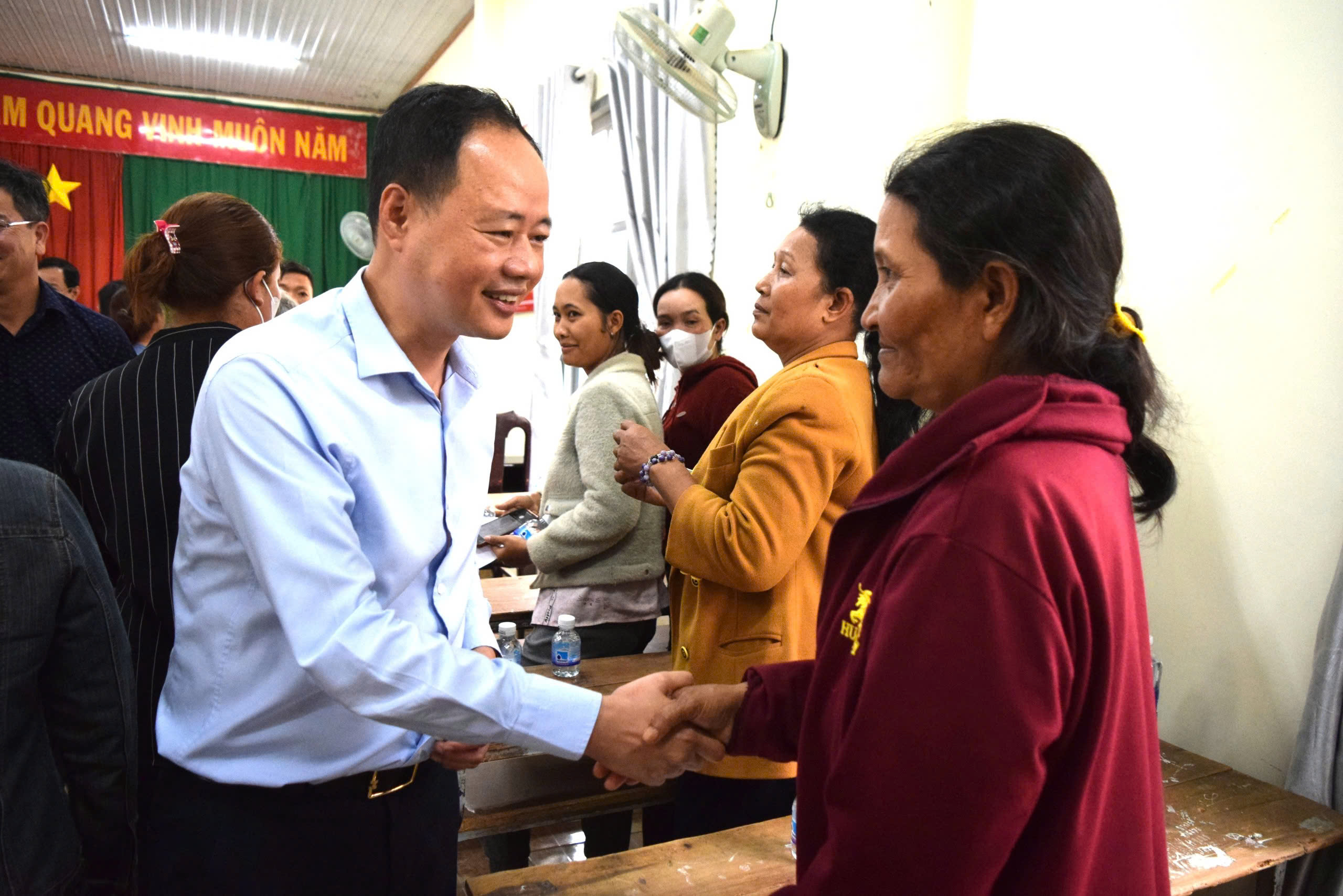 林同省主席首次在Ta Hoét'热点'与民众对话
