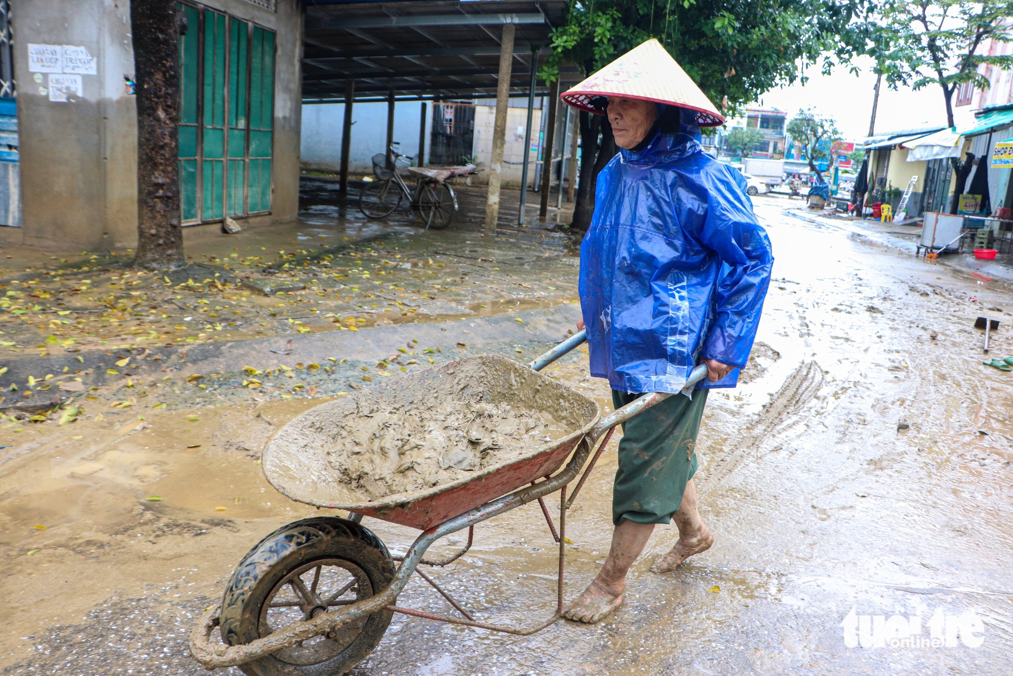 洪水过后两天，岘港小商贩仍在弯腰清淤，因巨大损失而茫然