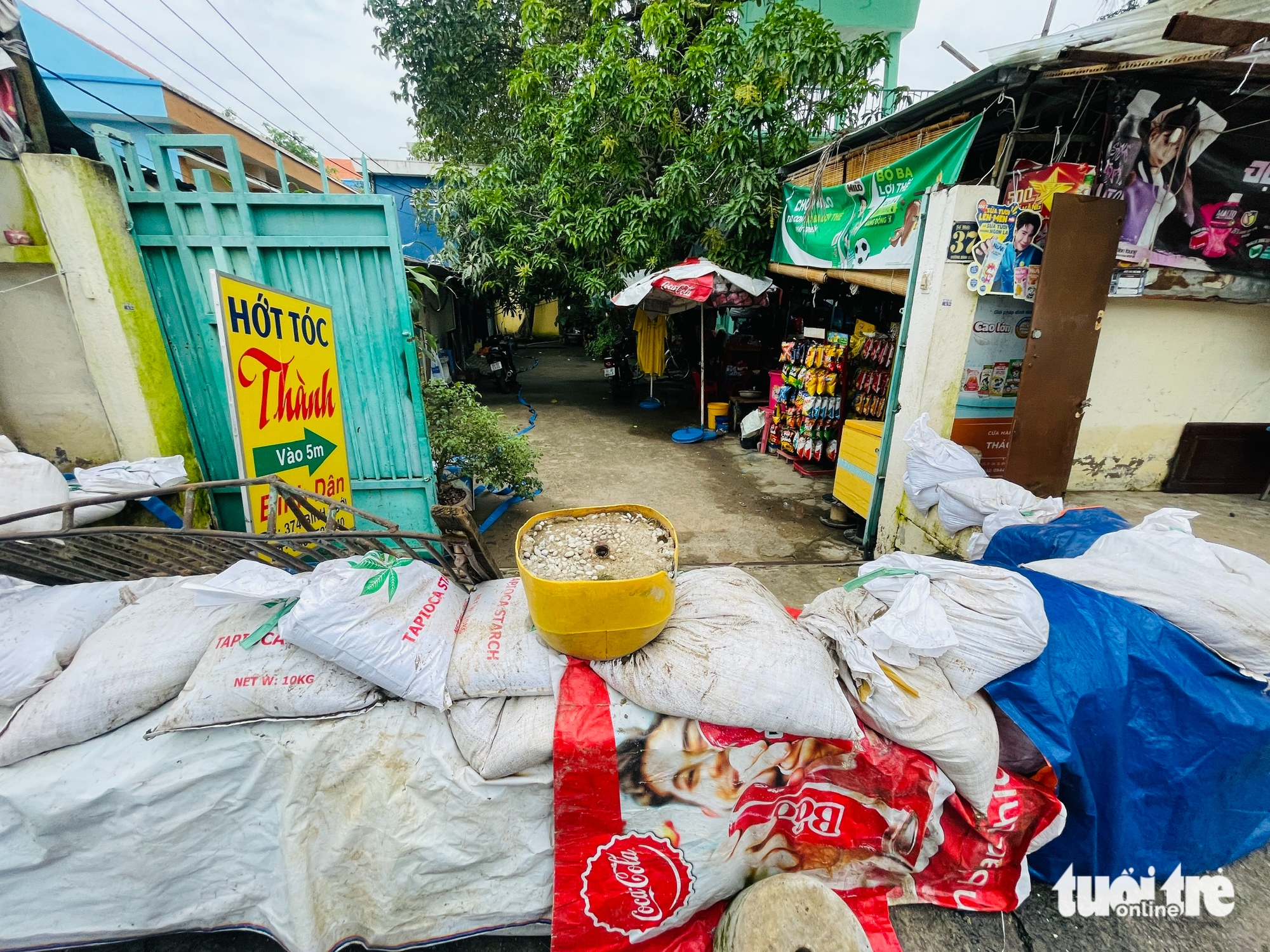 潮汐越过Thanh Đa的屏障，在Hiệp Phước淹没半辆车