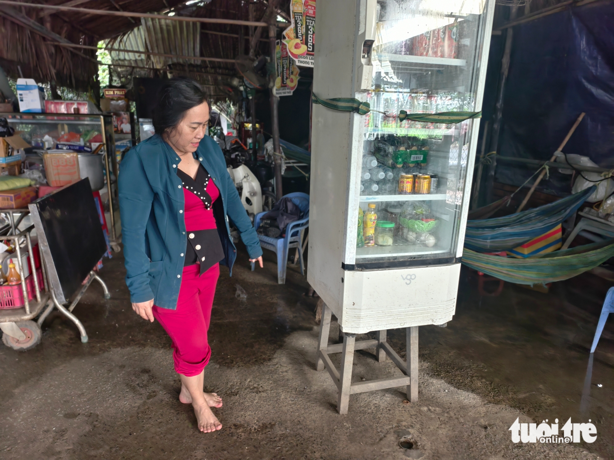 胡志明市巴点乡紧急在邓功炳路筑沙袋阻挡潮汐