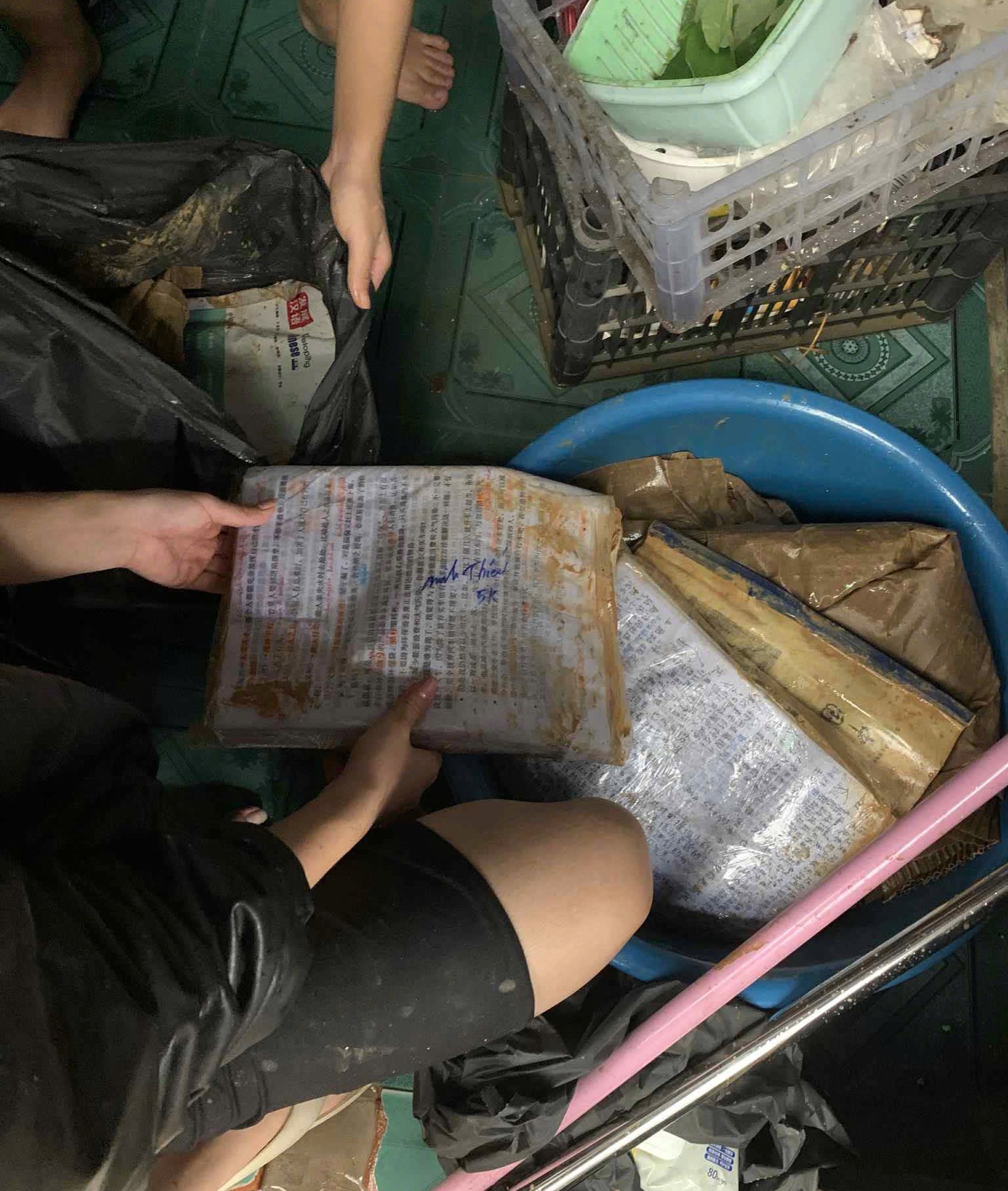 面对一片狼藉的出租屋，学生书籍淹没在洪水中，令人心酸