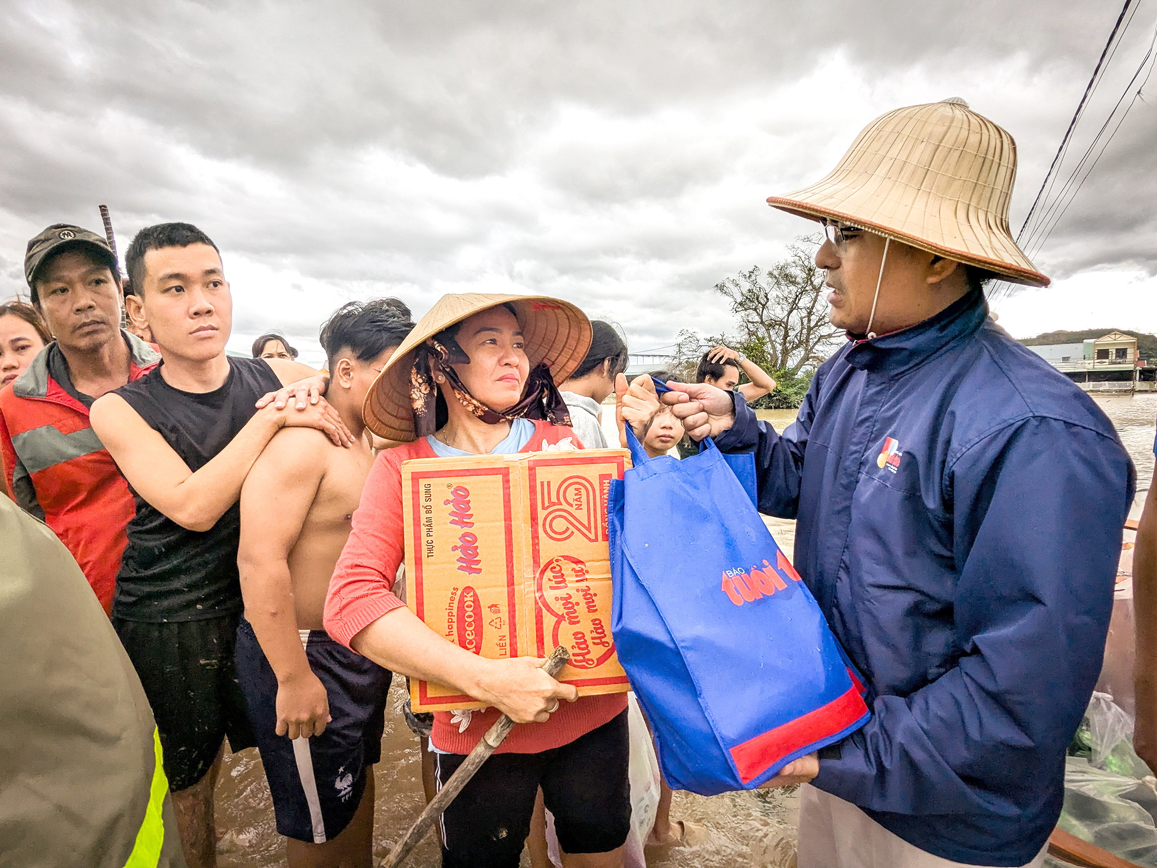争分夺秒在洪水中救援民众