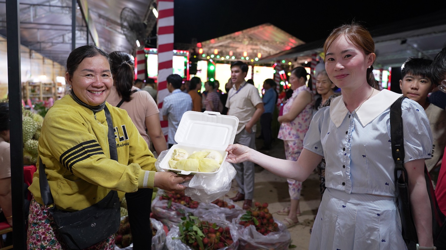 踊跃参加首届林山水果美食节