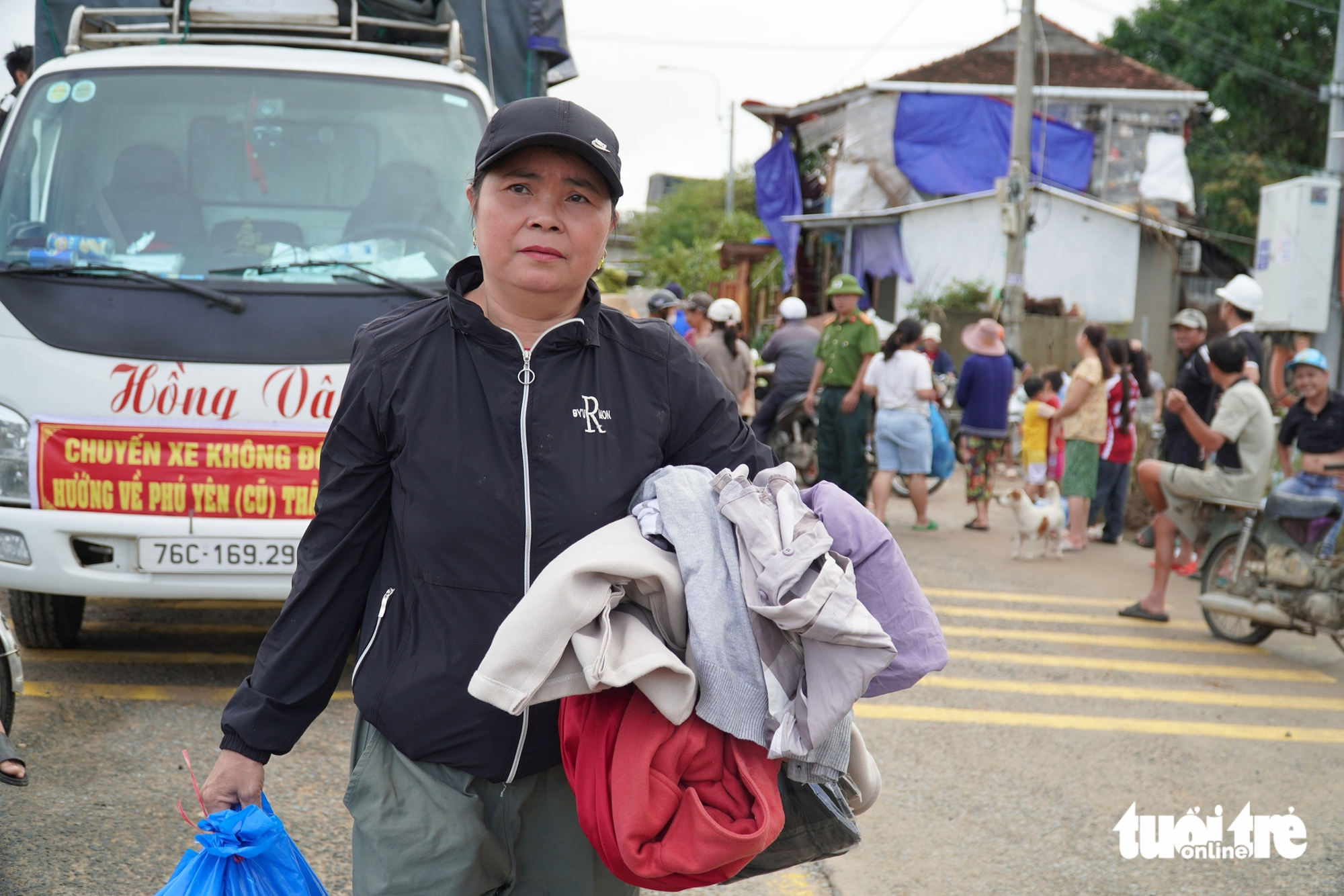 许多爱心人士已来到富安省深淹4米区域的‘空园空屋’居民家中