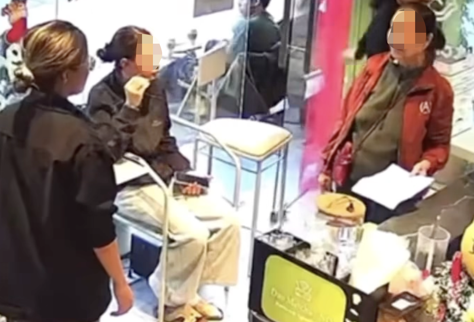 核实两名妇女呼吁捐款但“嫌弃”饮料店员工3万越南盾的视频