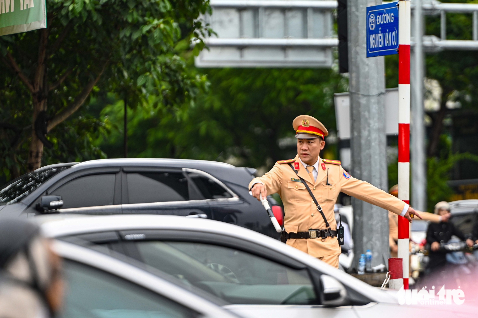 龙边桥单向禁行，河内市民艰难寻找过河方式