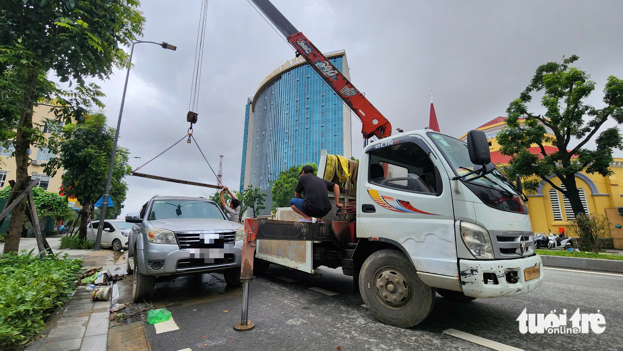 顺化历史性洪水中数千辆汽车和摩托车被淹、短路起火