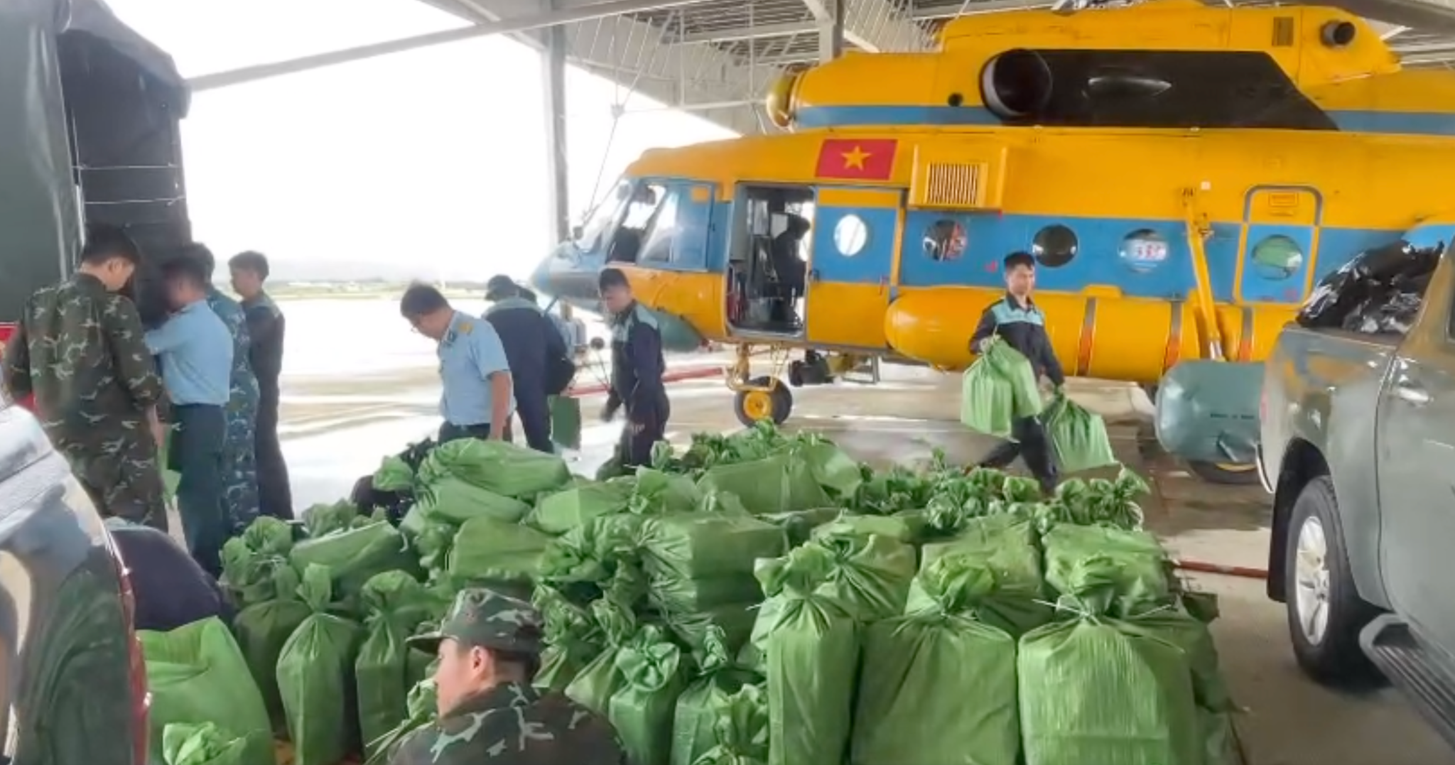 第917航空团两架直升机成功向洪灾地区空投救援物资