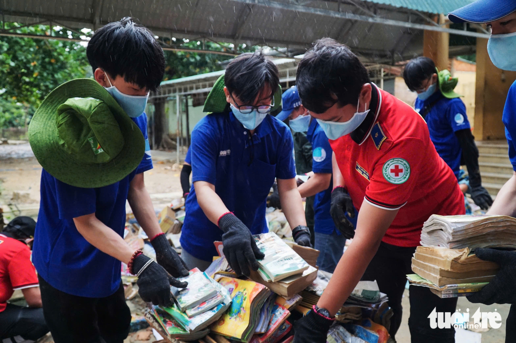 胡志明市帮助庆和学校克服洪灾后果，为居民提供免费餐饮和医疗服务