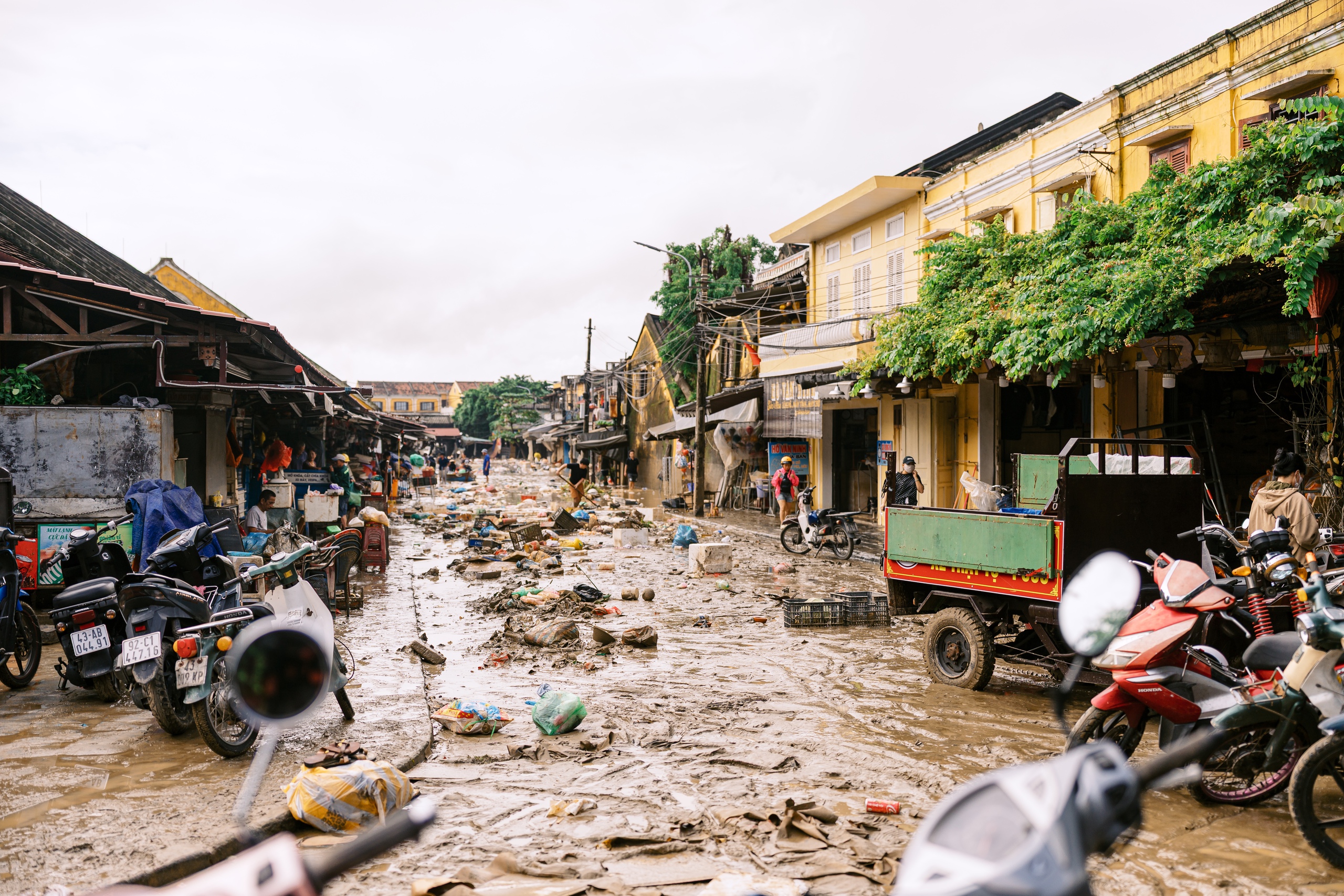 会安居民用油漆标记新洪水记录，自1964年辰年大灾难以来