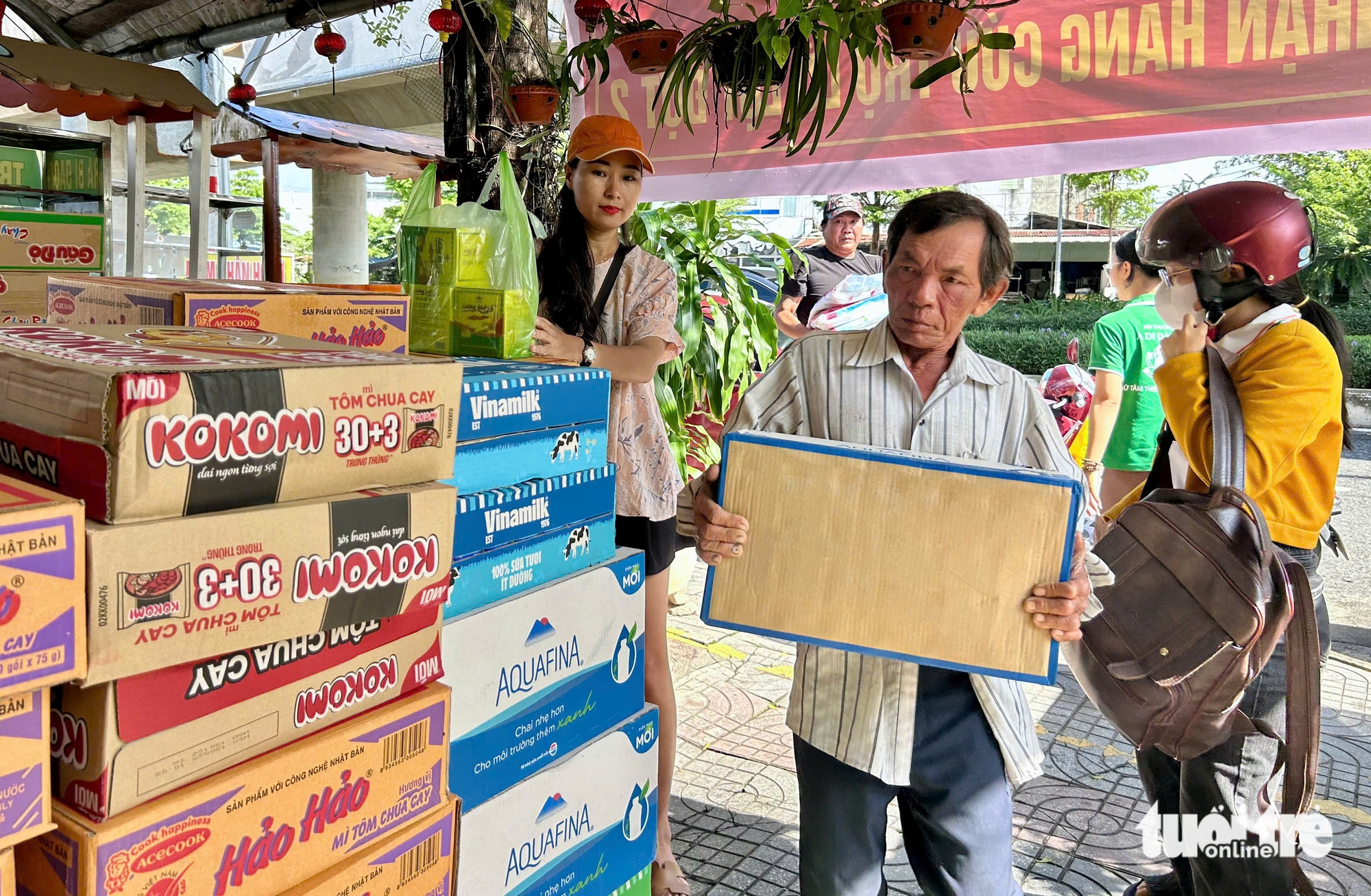 岘港市民寄送数吨必需品援助北部洪水灾区同胞