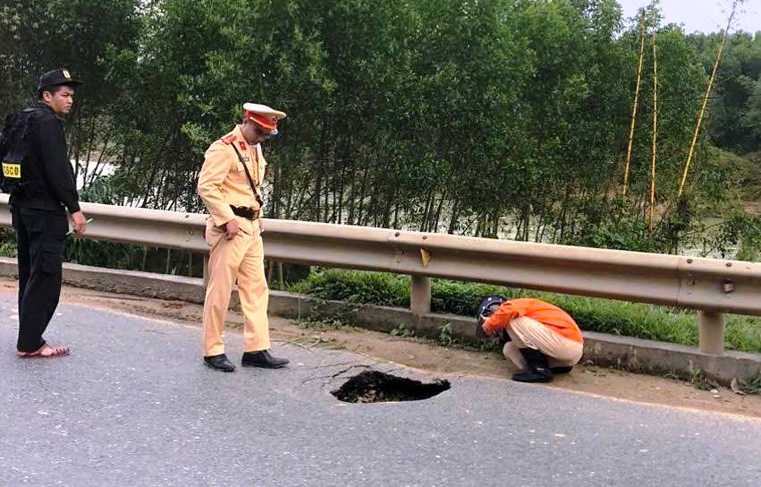 顺化国道出现因路面塌陷形成的坑洞