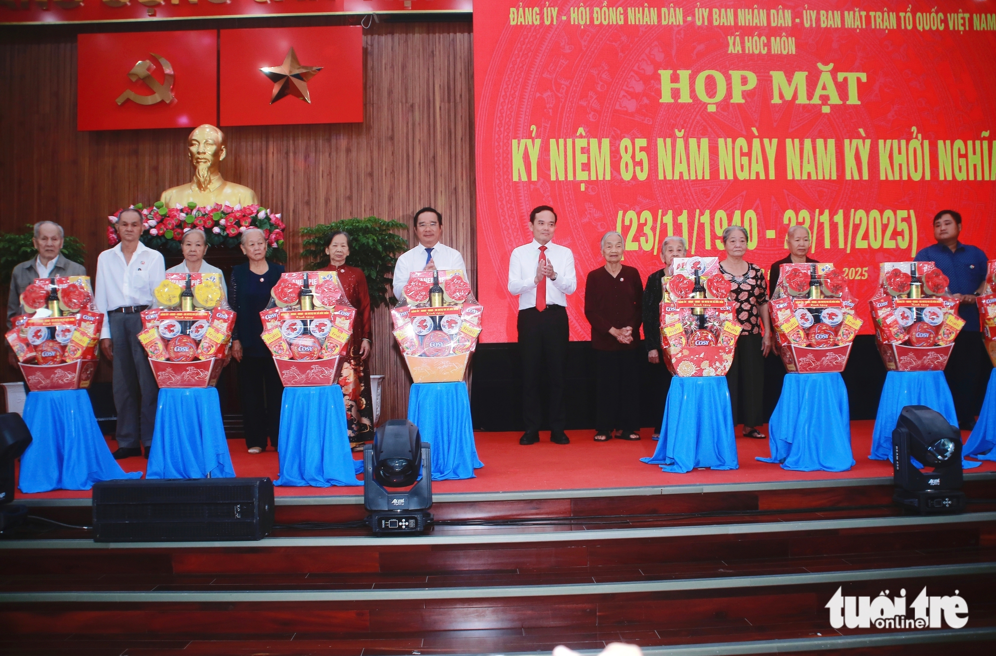 胡志明市领导敬香，参加纪念南部起义85周年集会