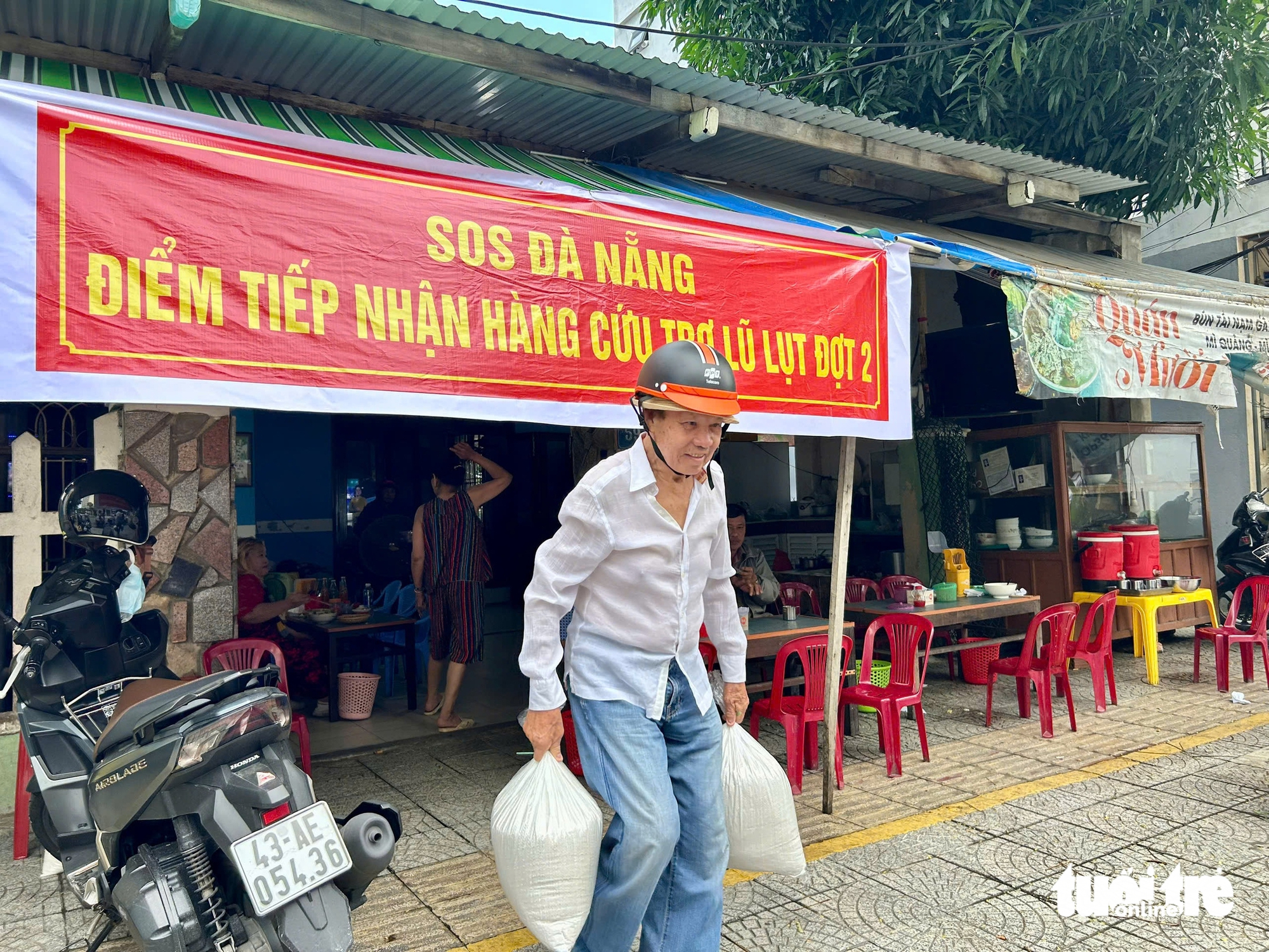 岘港市民寄送数吨必需品援助北部洪水灾区同胞