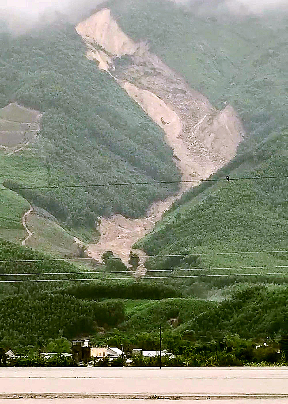 山体滑坡长达数公里，一人被土石掩埋死亡