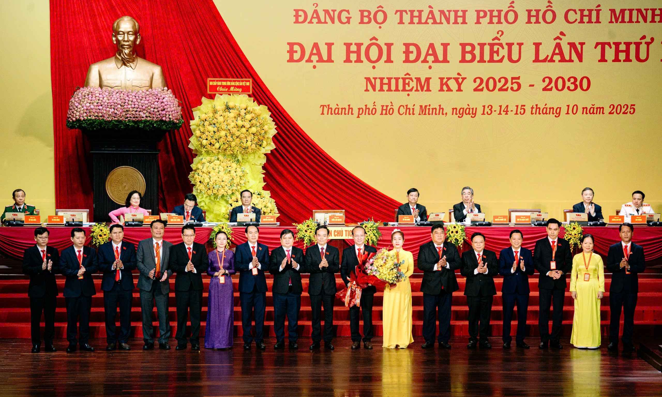 胡志明市市委检查委员会16名成员亮相