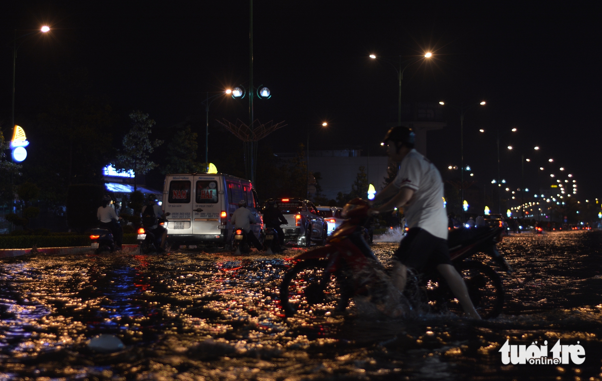 潘切市中心多条道路在大雨后严重积水