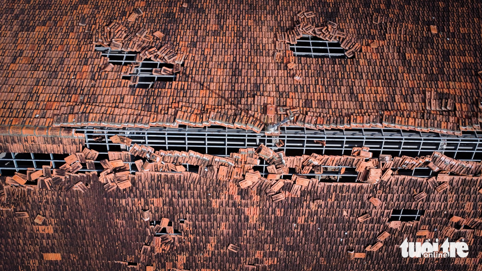 教室门、瓦屋顶被台风刮走，学生仍返校