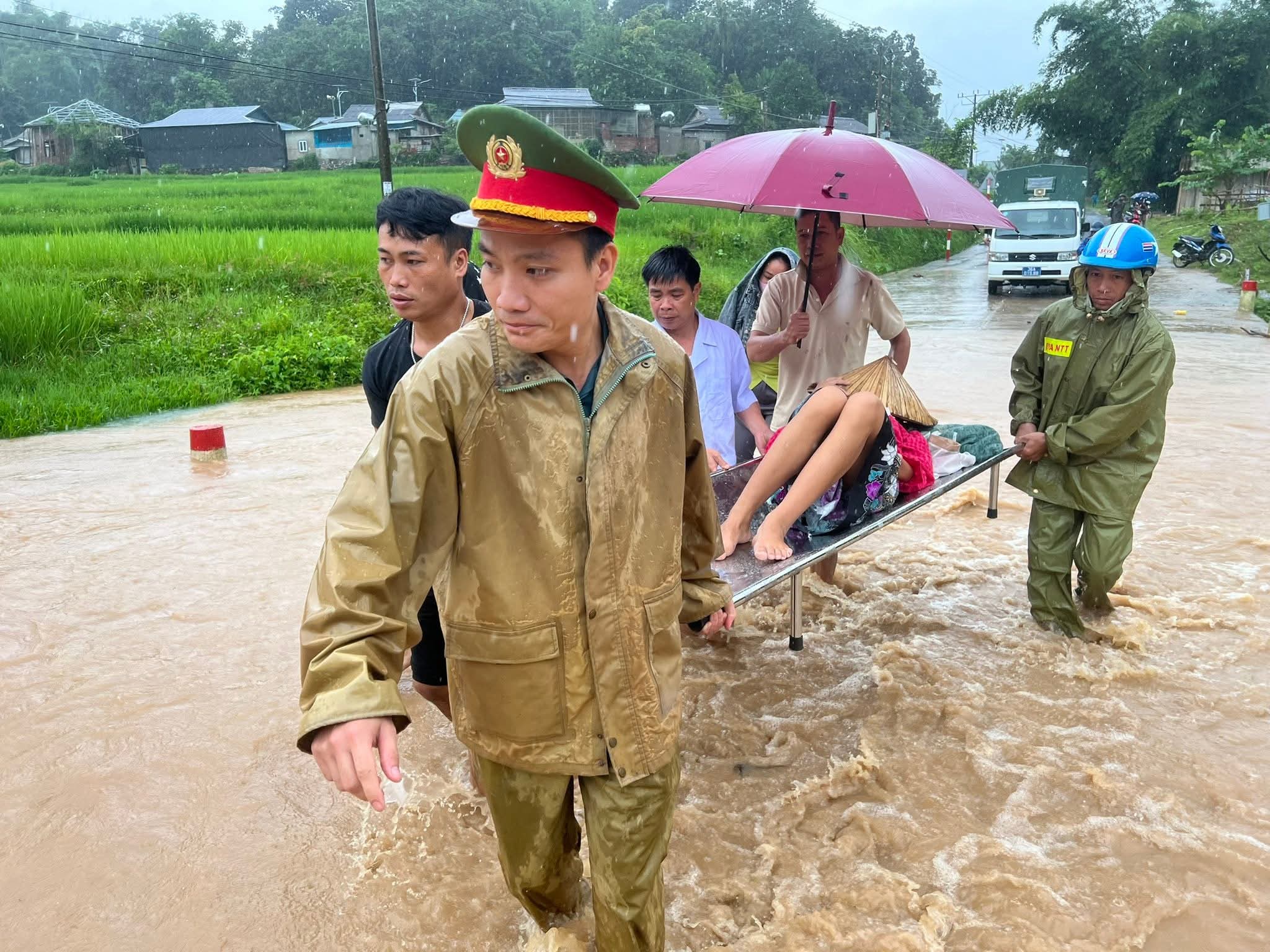 公安冒雨洪送产妇到医院分娩