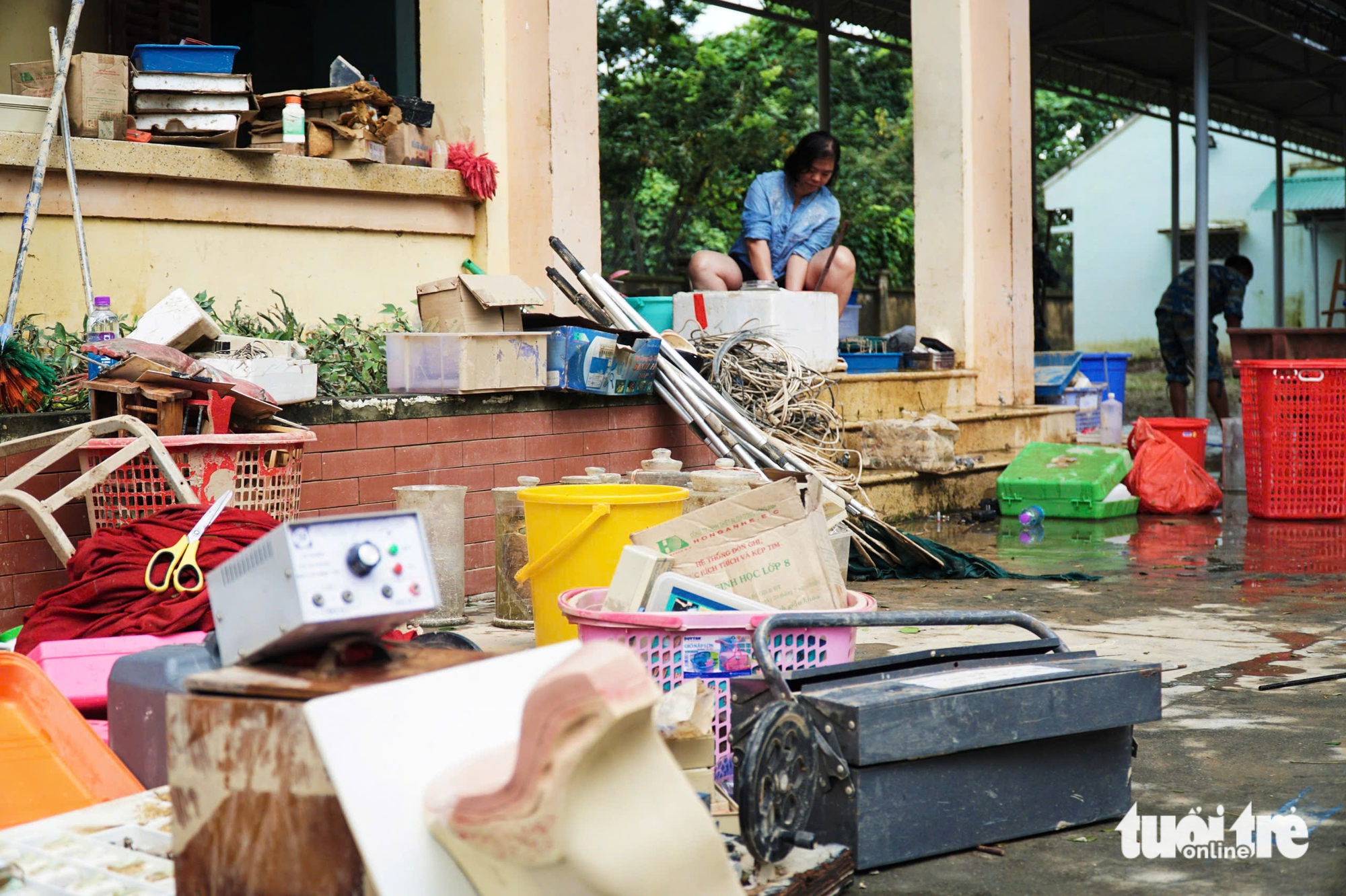 胡志明市帮助庆和学校克服洪灾后果，为居民提供免费餐饮和医疗服务