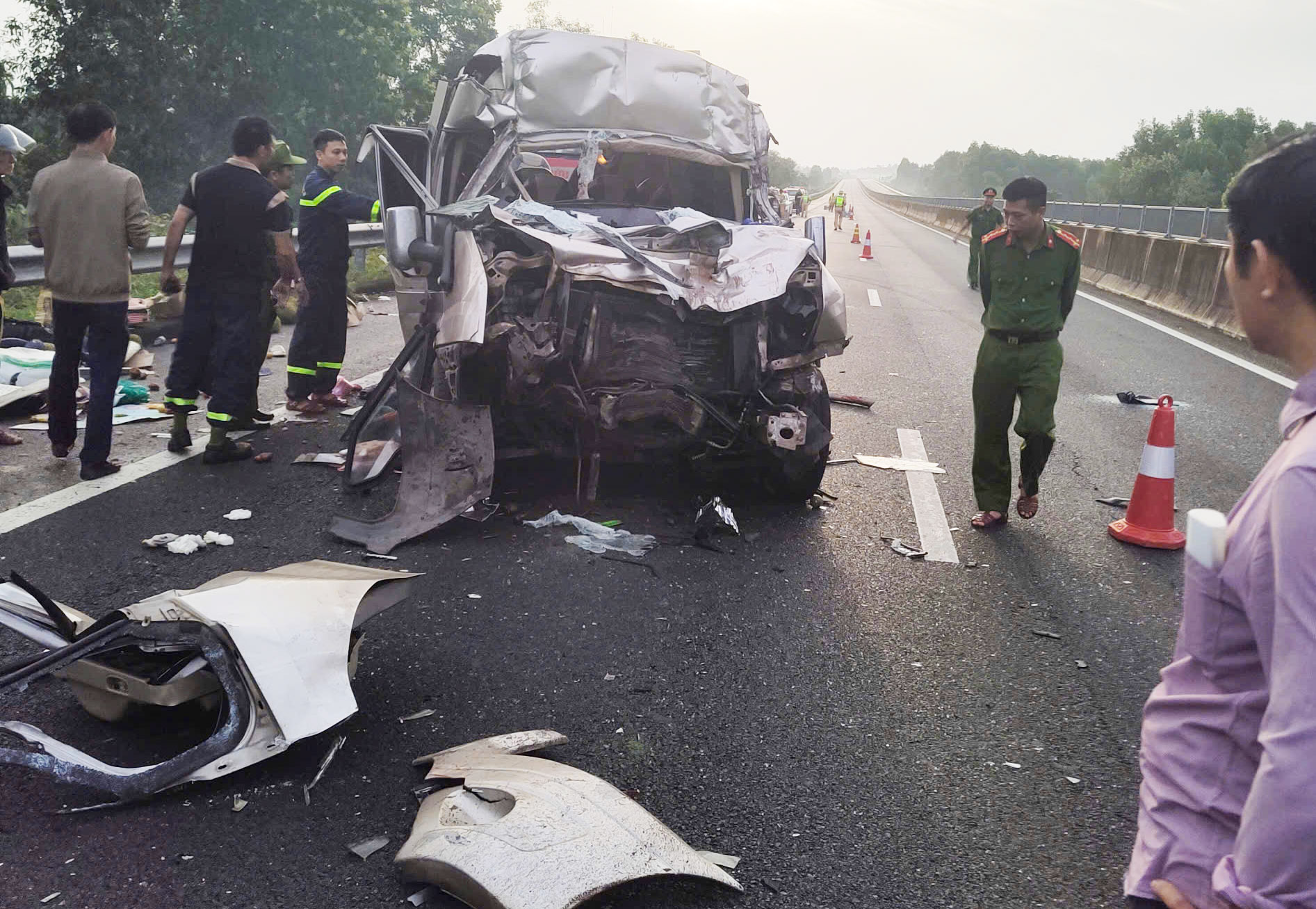 高速公路客车与拖车事故案立案，4人死亡