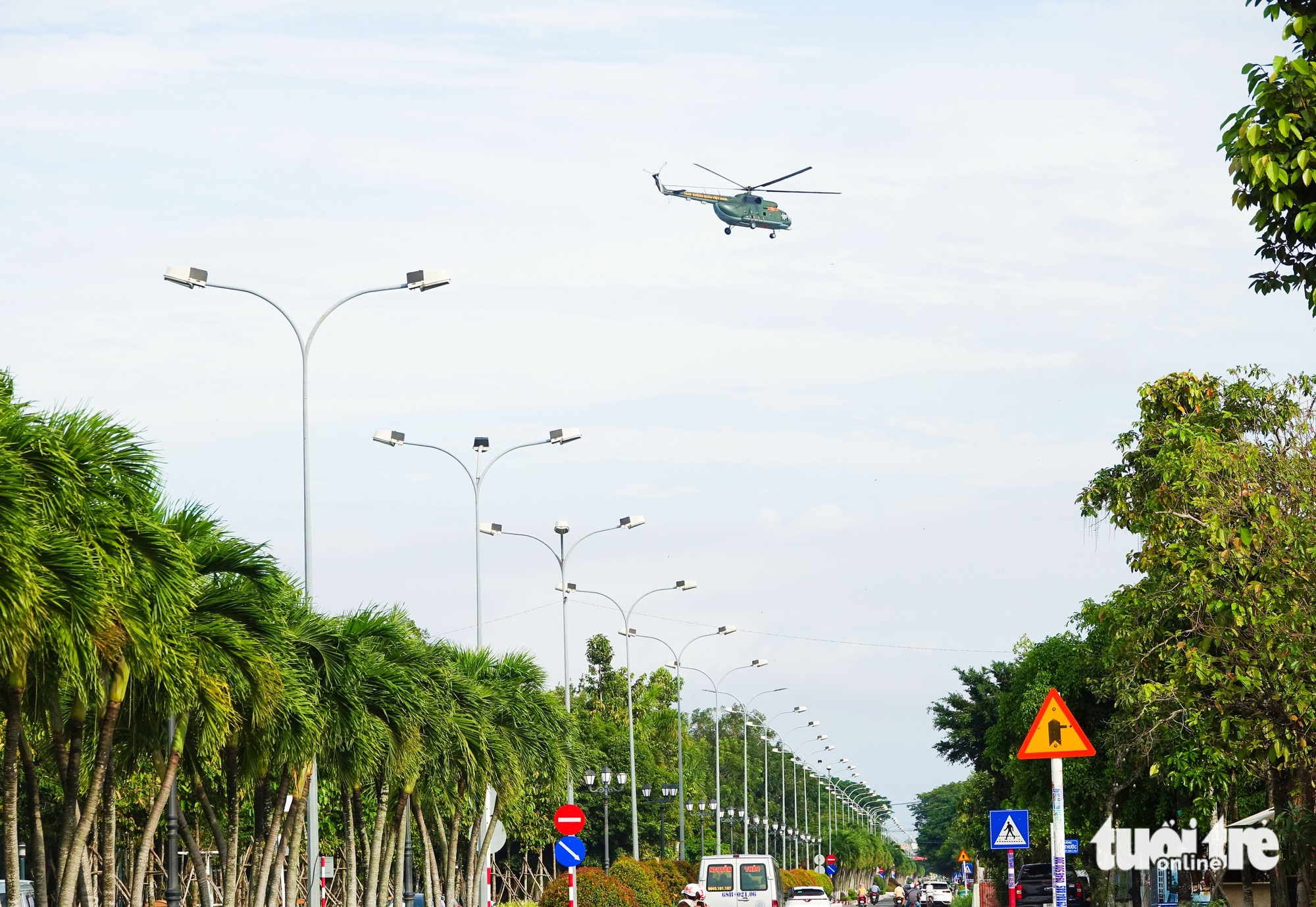 近距离观看第917航空团在Rạch Giá海域进行海上急救训练飞行