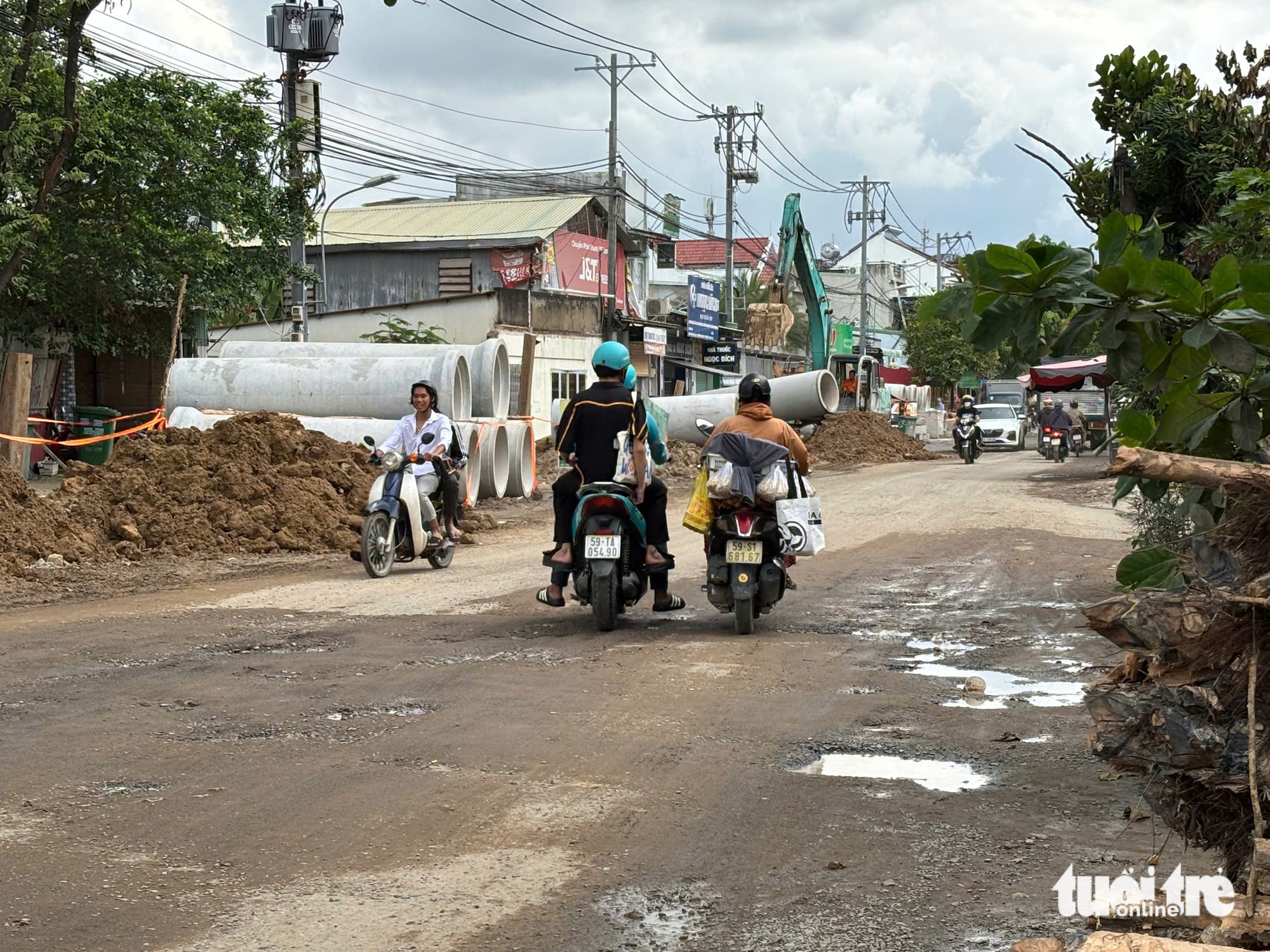胡志明市卢卢路布满坑洞和洼地