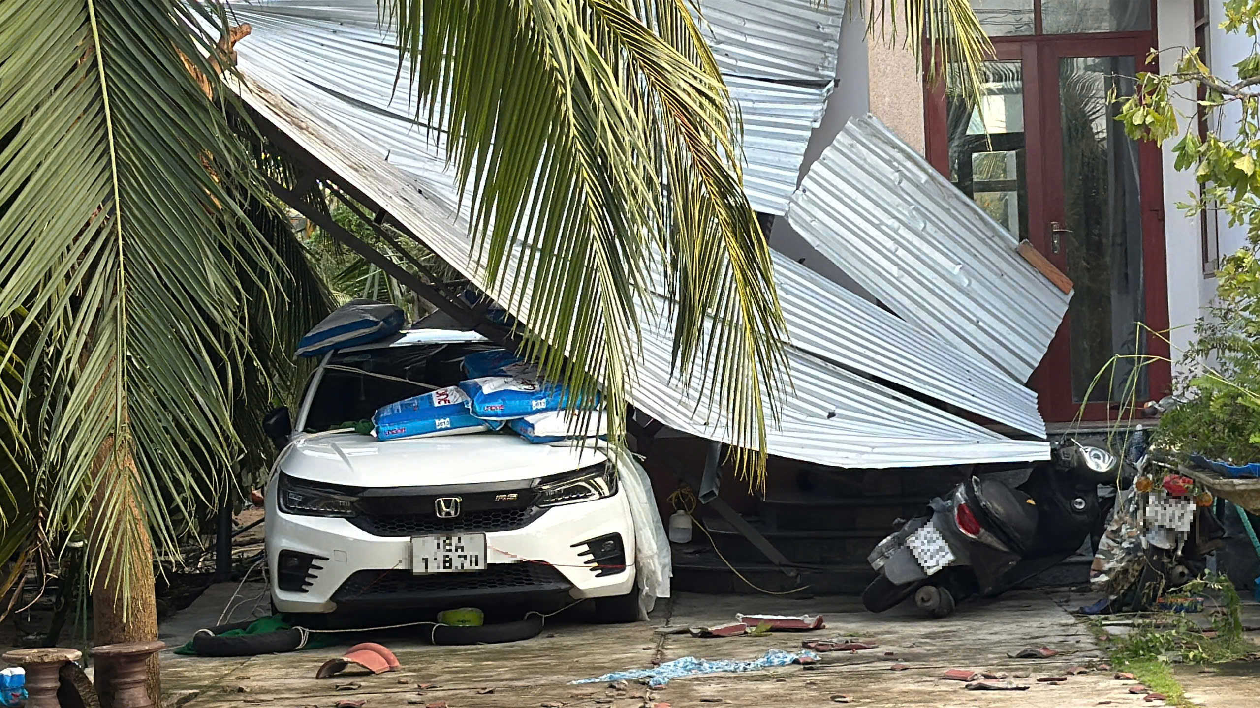 达克拉克沿海令人痛心的景象：房屋倒塌、屋顶被掀翻，卡马尔吉台风造成2人死亡