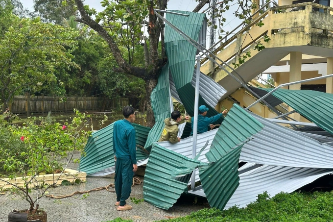 龙卷风在顺化市掀翻多间房屋屋顶