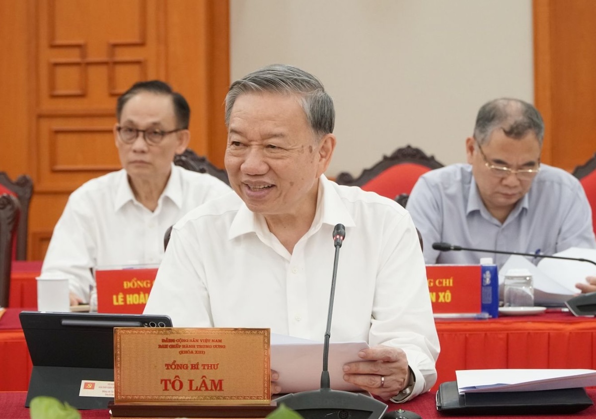 政治局对胡志明市和河内市党代会人事方案发表意见