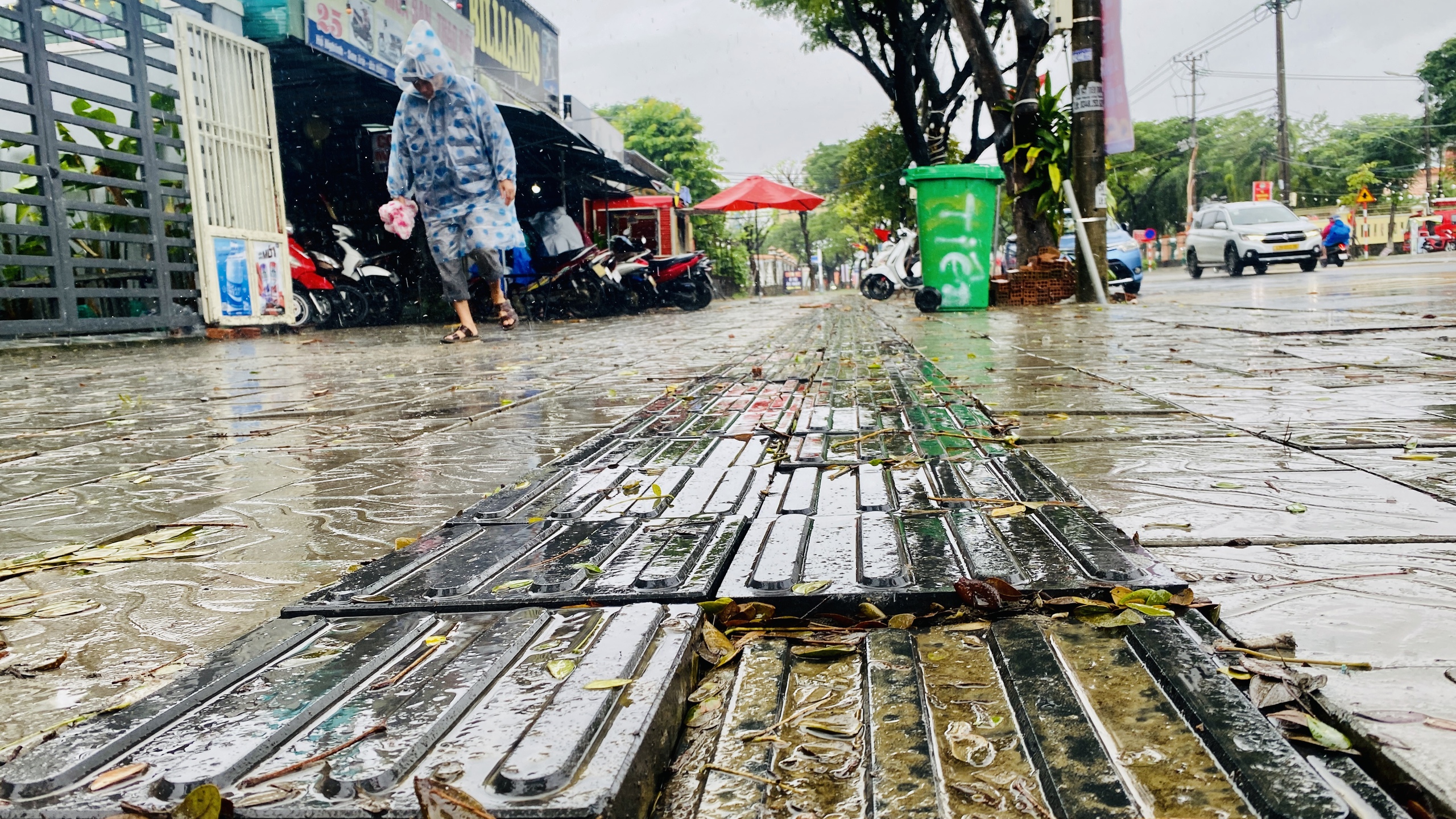 为什么岘港新改造的人行道凹凸不平，难以行走？