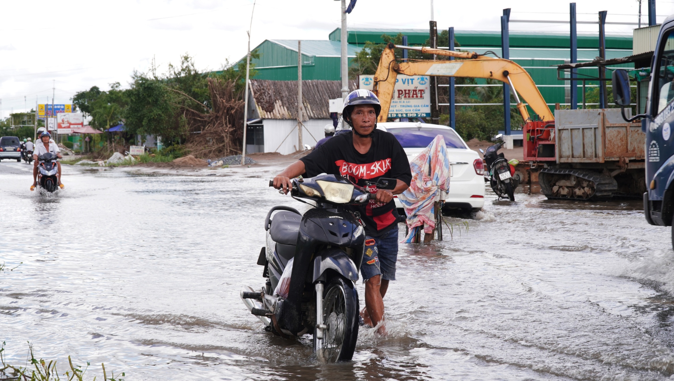 奇怪地用水泥修补...金瓯省一号国道