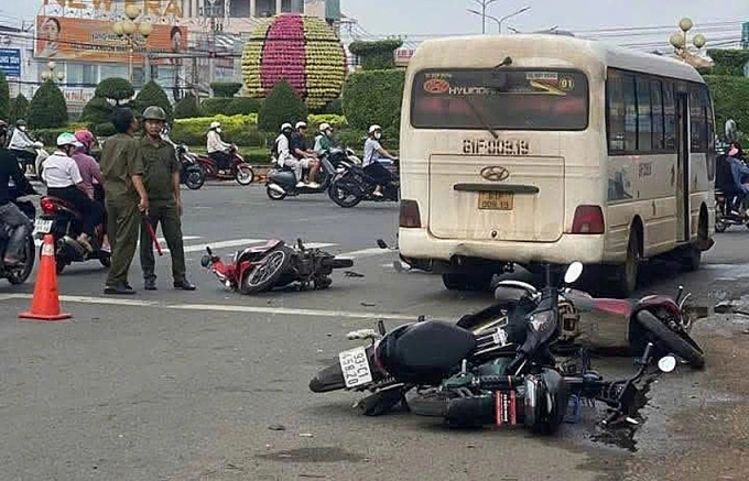 同奈省红灯停车时汽车撞上6辆摩托车