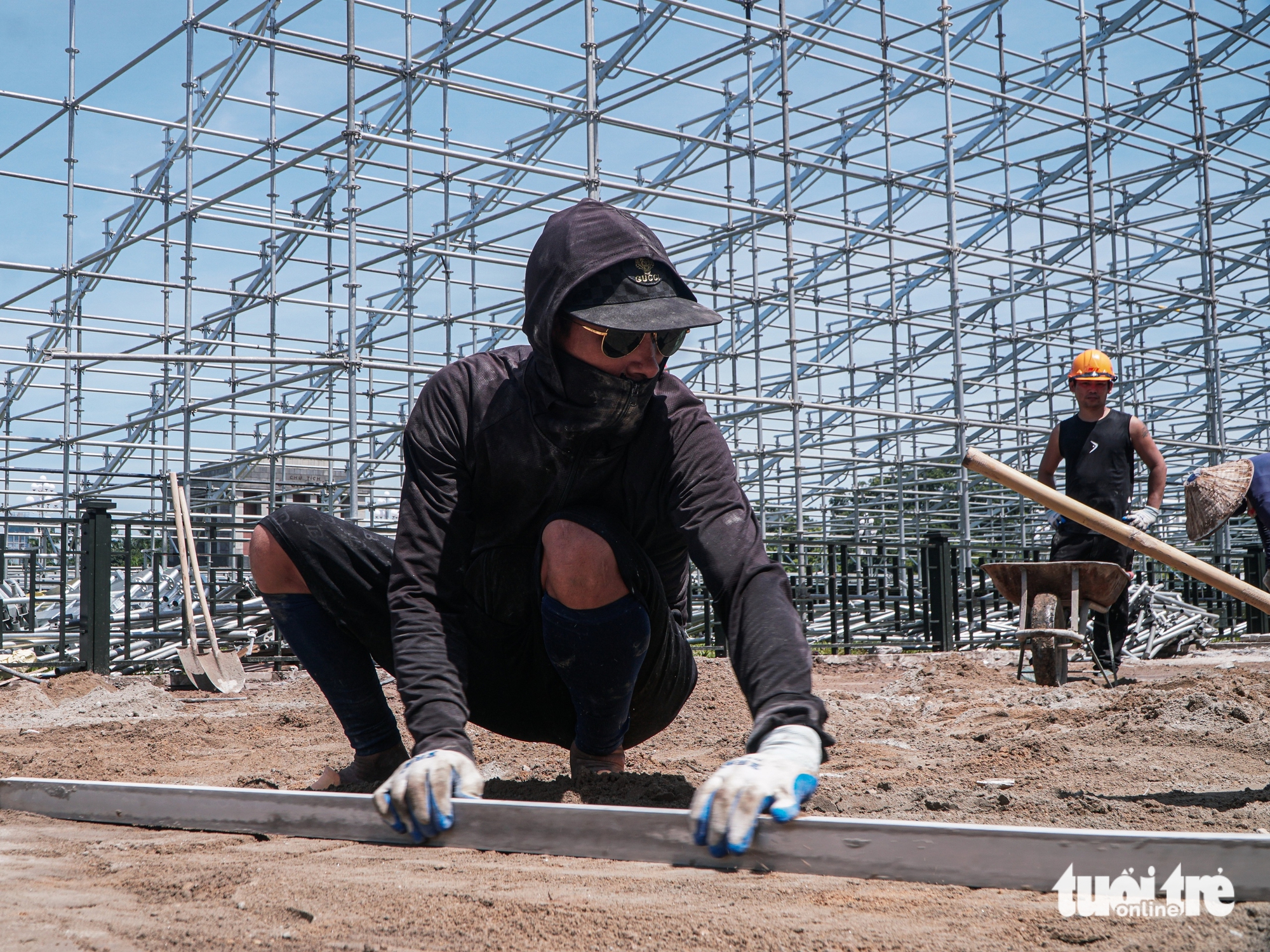 工人在40度高温下辛勤施工扩建巴亭广场项目