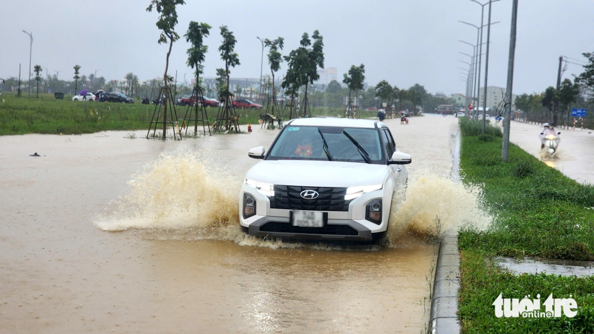 顺化多条街道因大雨和河水上涨再次被淹，预计今晚还有降雨