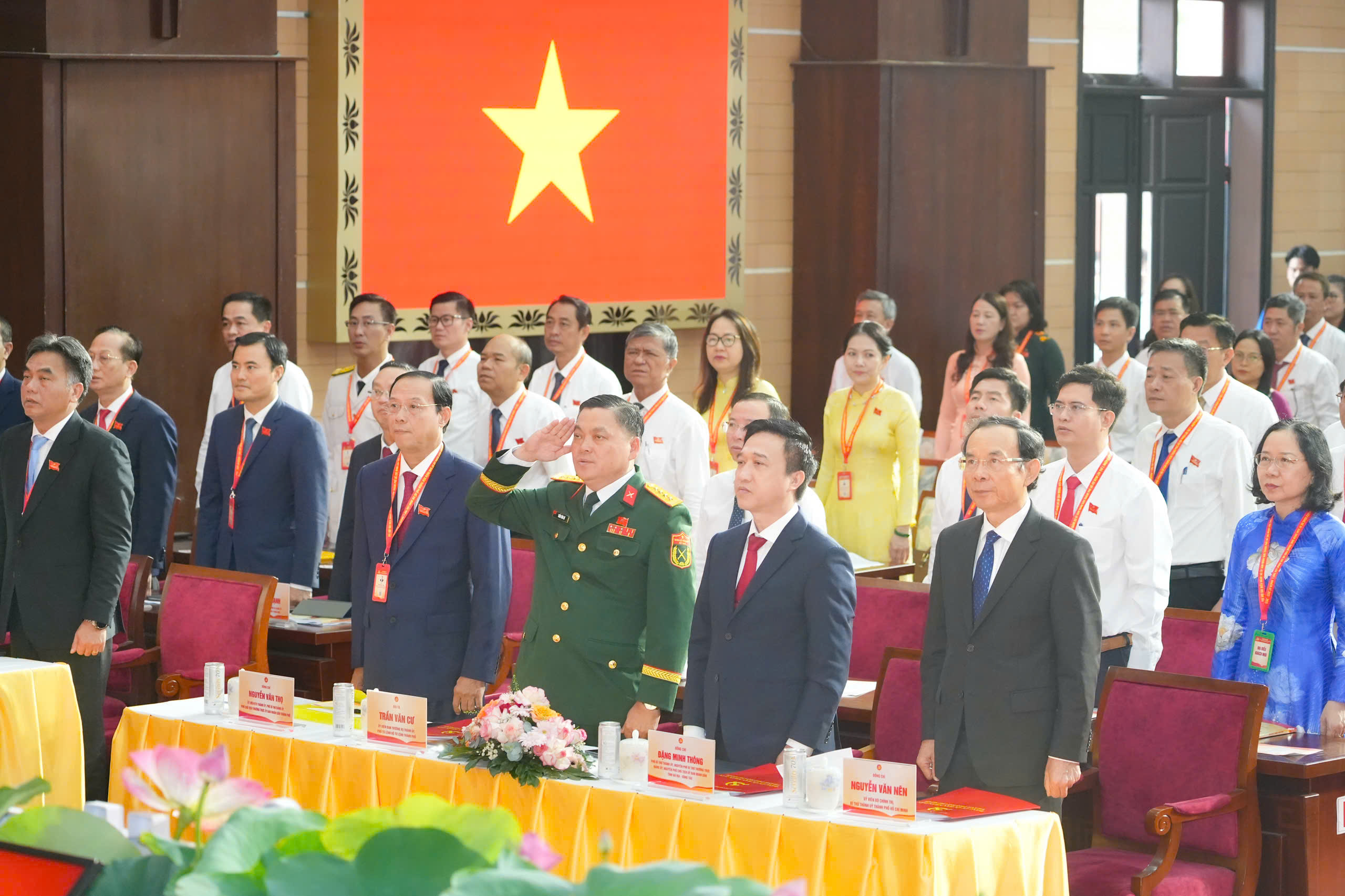 胡志明市人民委员会党部代表捐款近100亿越南盾支持受灾同胞