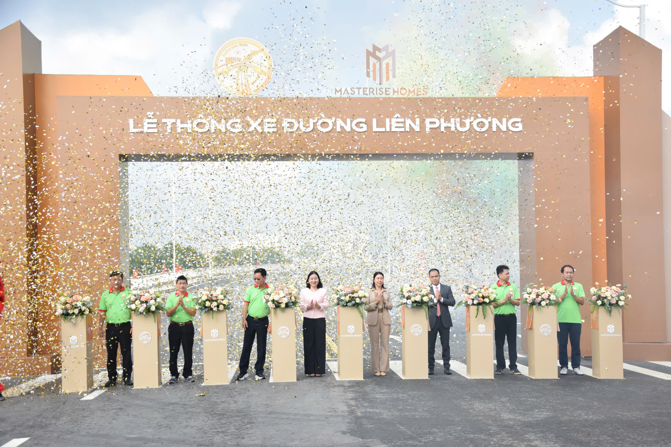 越南胡志明市祖国阵线领导参加平政坊和守德市阵线传统日纪念活动