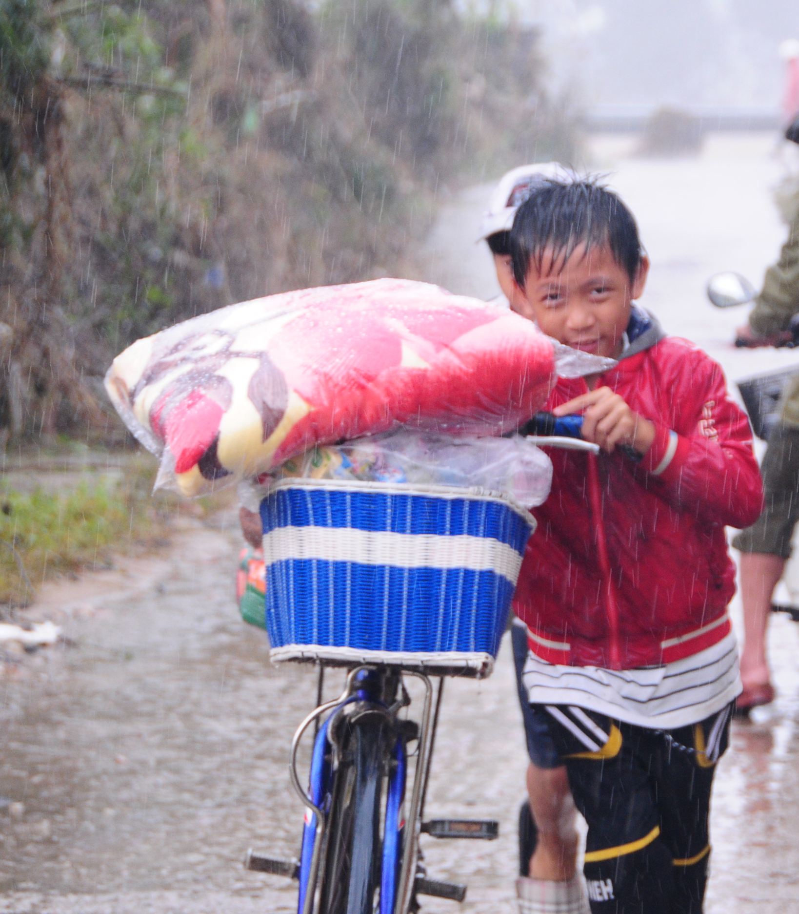 基罗河沿岸居民排长队领取救援物资