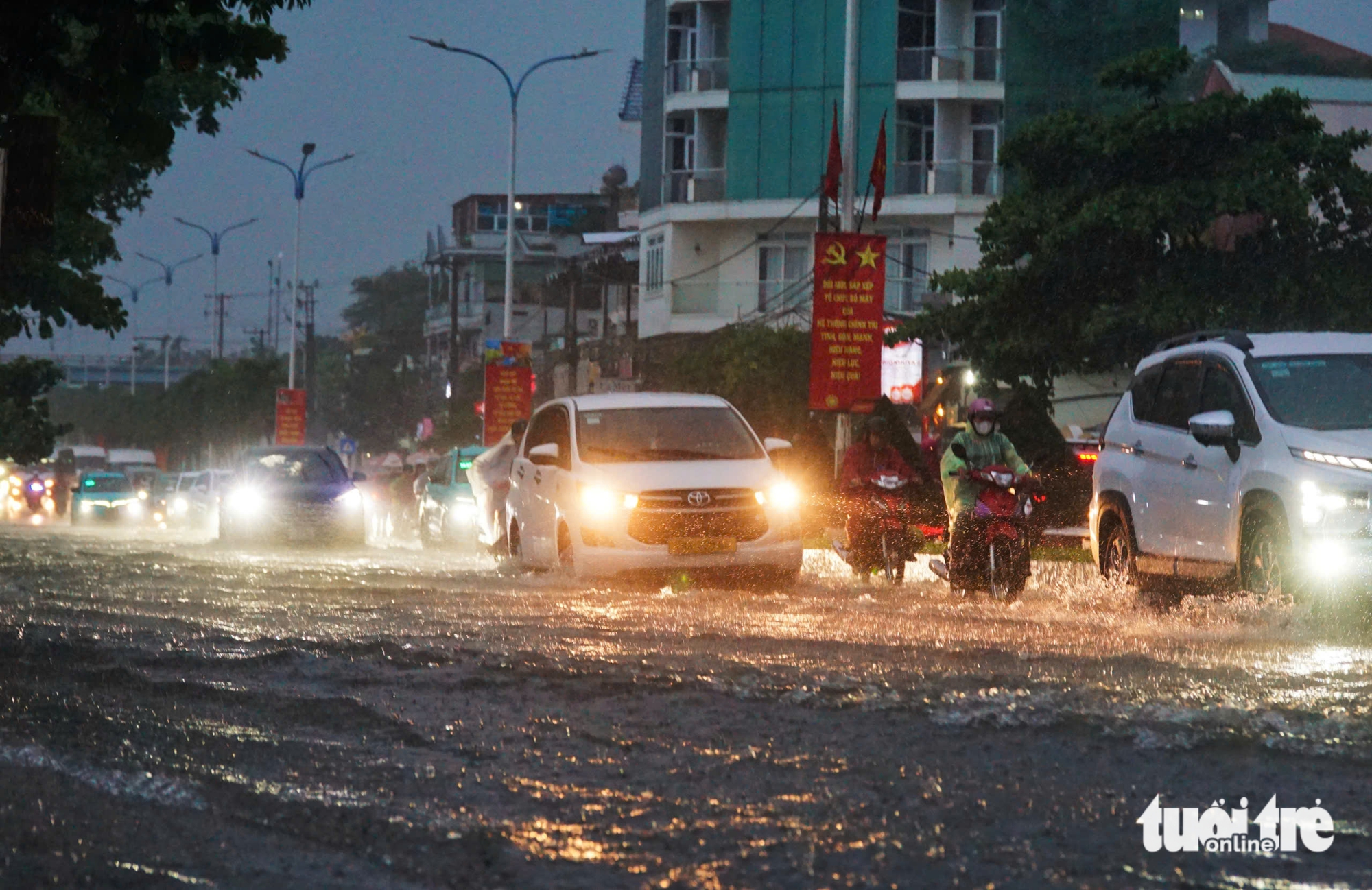 芽庄海滨街道淹没在'雨海'中，车辆拥堵