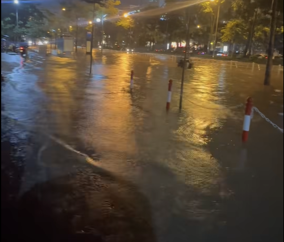 河内大雨如注，多条街道深积水