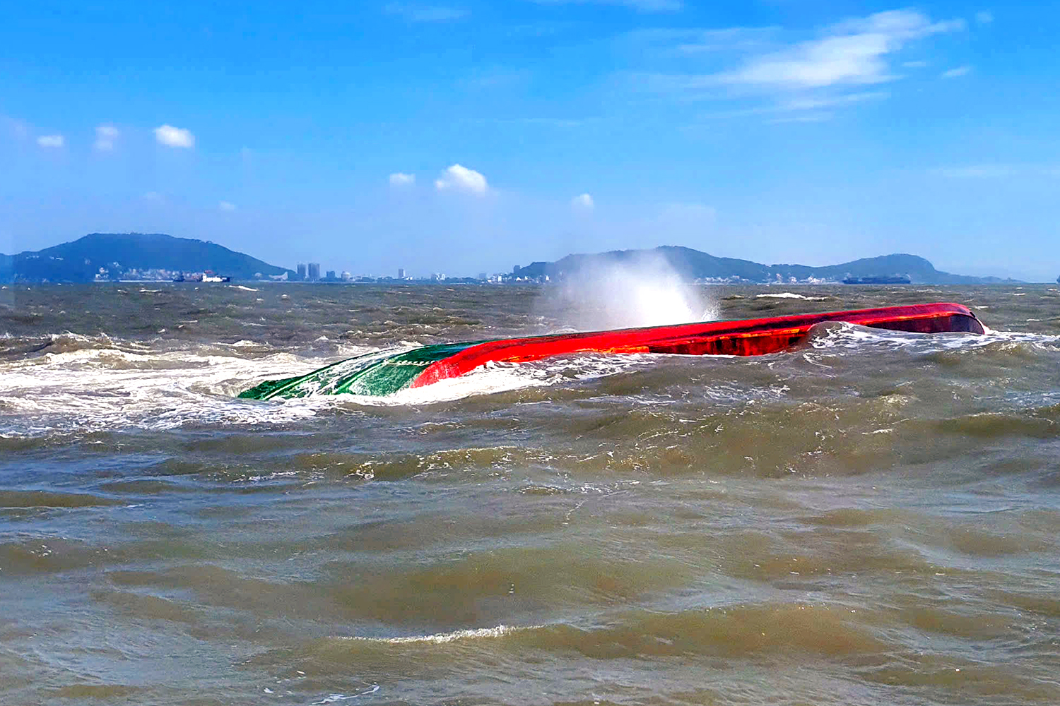 在头顿海域倾覆的载有900多立方米沙子的驳船，3名船员获救