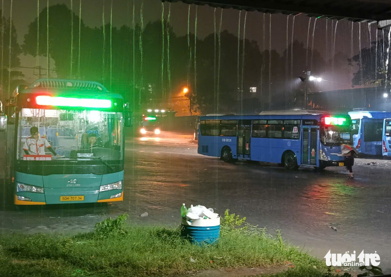 阳光一天后，胡志明市雷电交加，多地积水