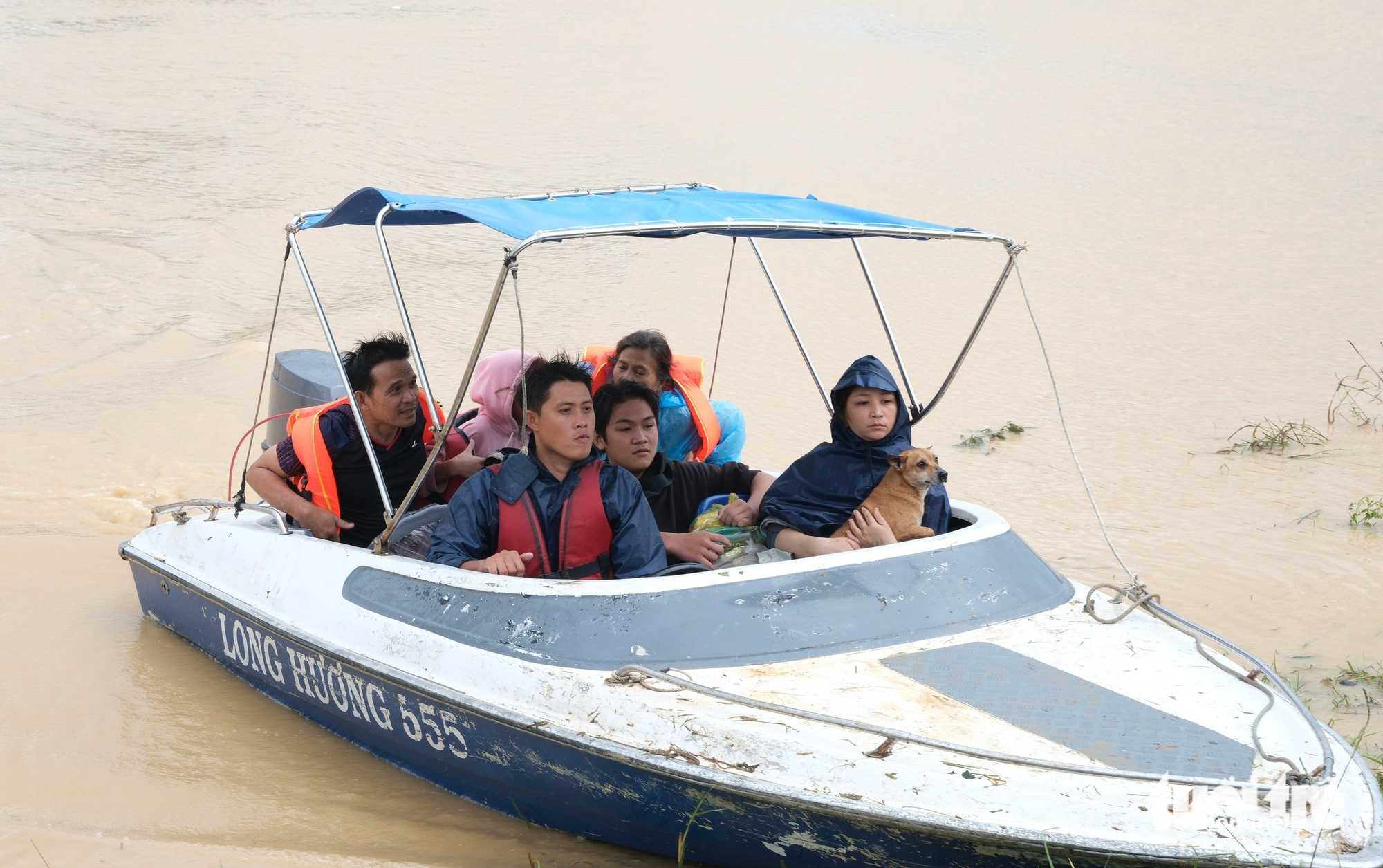 在洪水中浸泡两天后，庆和省延庆县国道1号沿线的1000户居民被疏散