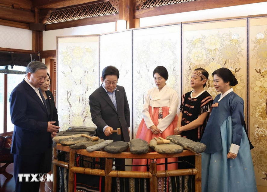 总书记苏林和夫人参加茶会，欣赏传统艺术