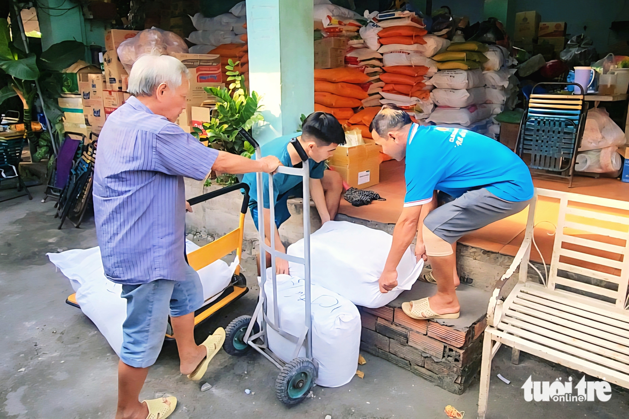 霍门居民捐赠100吨物资支援洪水灾区同胞