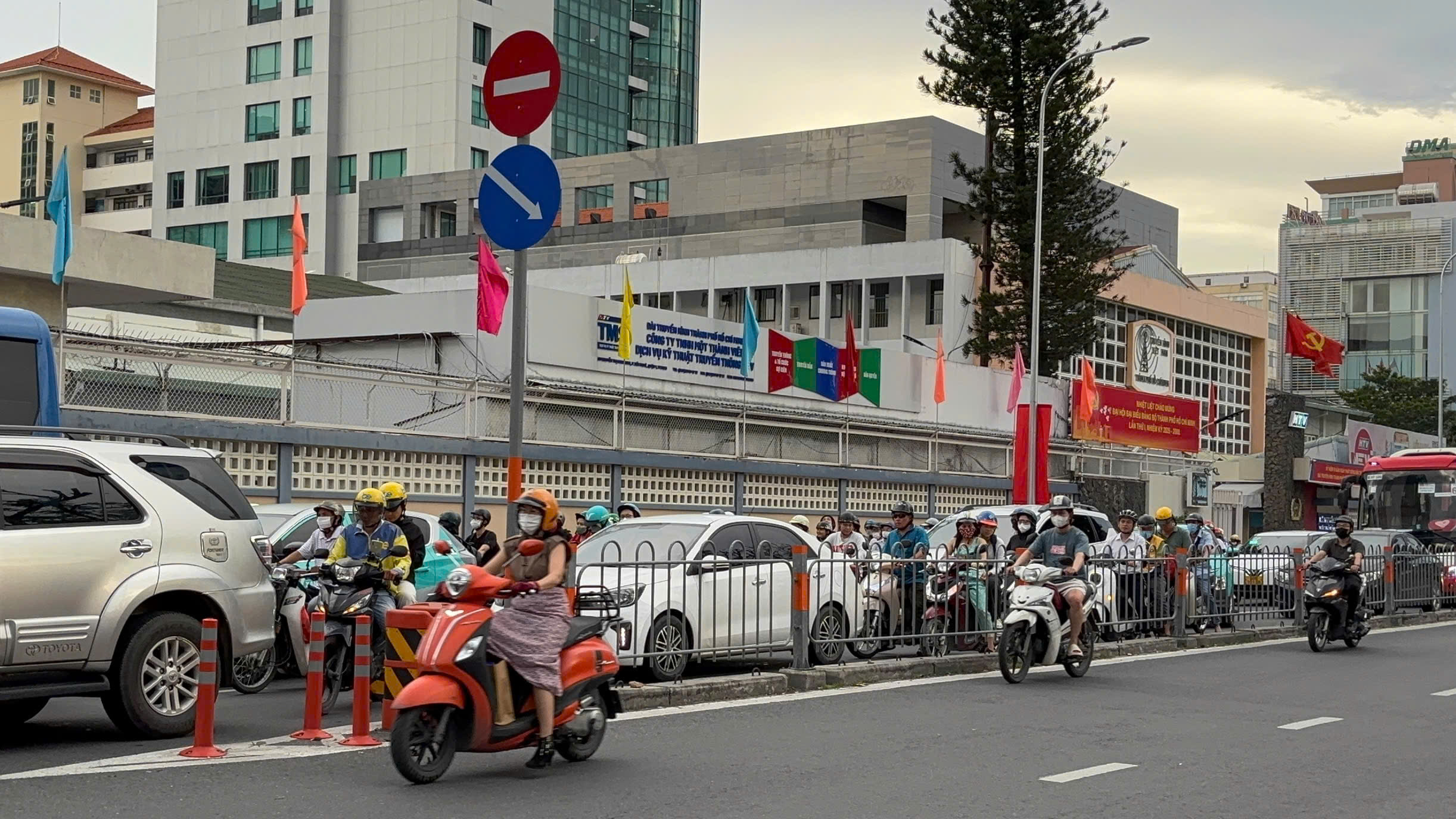 胡志明市摩托车排队逆行，多条道路成为违规者的专用车道