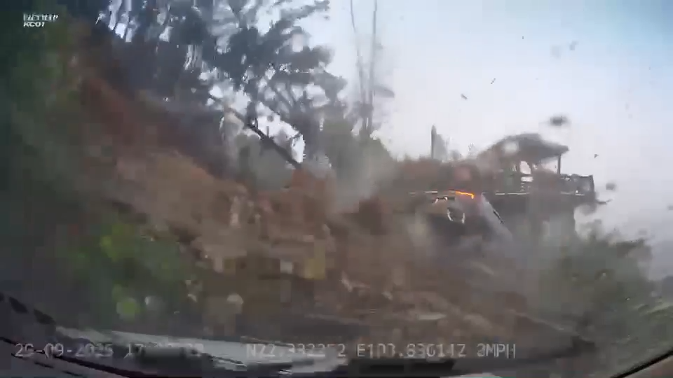 沙巴山体滑坡将汽车抛出道路
